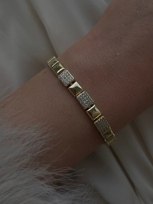 Dore ✨ Kare Form Taşlı Gold Bileklik – Premium Seri
