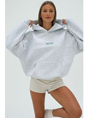 The Champ Clothing Kadın Oversize Sweatshirt Hoodie Chmp Studıos Gri – Kapüşonlu, 3 Iplik Polar, Kanguru Cepli