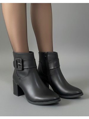 Hepici Kadın Sivri Burun Cilt Bot Siyah Kare Tokalı Günlük Şık Tasarım