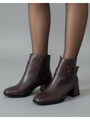 Hepici Kadın Küt Cilt Bot Kahverengi Kare Tokalı Günlük Şık Tasarım