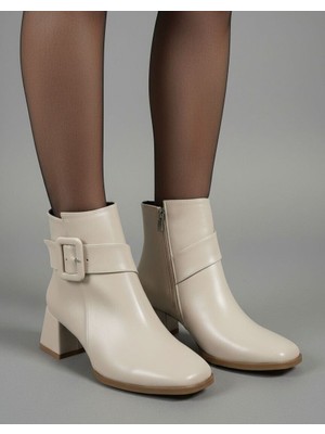 Hepici Kadın Küt Cilt Bot Bej Kare Tokalı Günlük Şık Tasarım