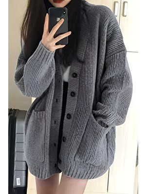 Tarz Cool Kadın Oversize Cepli Düğmeli V Yaka Triko Hırka Düz Desenli Gri Kumaş