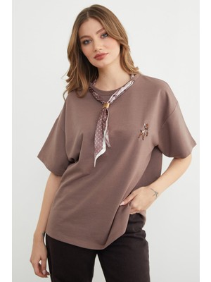 FullaModa Fular Detaylı Bisiklet Yaka Nakışlı Oversize Tişört