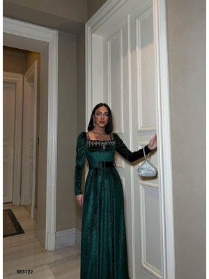 Diloxe Yaka Detaylı Kadife Uzun Abiye