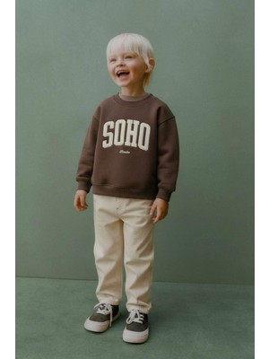 Çocuk Soho London Baskılı Sweatshirt & Krem Pantolon Takımı – Rahat ve Stil Sahibi
