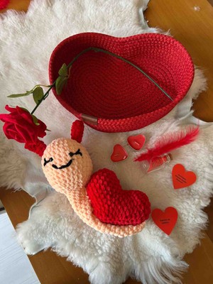 Patiska Tasarım Sevgililer Günü Özel El Yapımı Amigurumi Salyangoz & Kalp Şeklinde Örgü Sepet – Romantik Hediye Seti