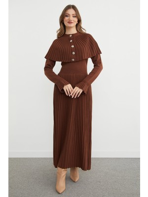 FullaModa Fullamodest Düğmeli  Pelerinli Kol Detaylı Triko Elbise
