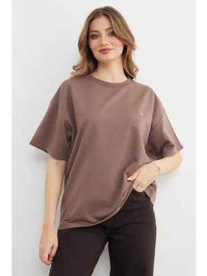 FullaModa Fiyonk Aksesuarlı Bisiklet Yaka Oversize Tişört