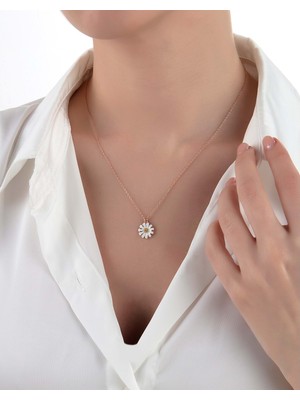 By More Gümüş Tiny Papatya Kolye