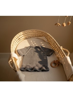 Desdesign El Örgüsü Kısa Kollu Bebek Hırka - Antrasit Renkli Düğmeli Bebek Yeleği - %100 El Yapımı