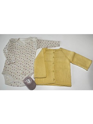 1-2 Yaş El Örgüsü Sarı Hırka ile Zıbın ve Babet Çoraptan Oluşan Hediye Seti