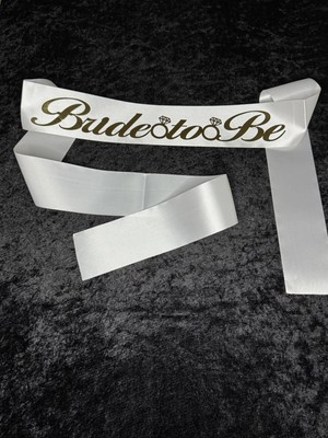 SırmalıHome 2 Parça Gold 'bride To Be' Yazılı Beyaz Saten Kemer 'bride' Metal Taç Seti Bekarlığa Veda