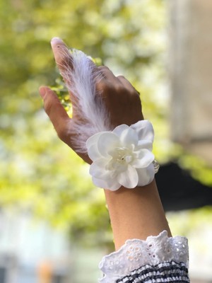 Go İthalat Bride to be Nedime Gelin Bilekliği Tüy ve İnci Boncuk Detaylı Beyaz Renkli Bekarlığa Veda Partisi Bilekliği 10 Adet