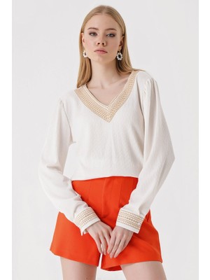 0466 Nakışlı V Yaka Örme Bluz - Beyaz