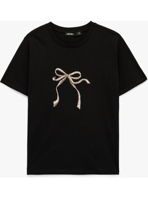 Koton Kısa Kollu Bisiklet Yaka Leopar Desenli Fiyonk Baskılı Tişört