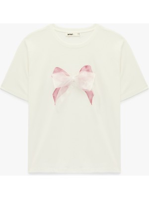 Koton Pamuklu Kısa Kollu Bisiklet Yaka Fiyonk Aplike Detaylı Tişört