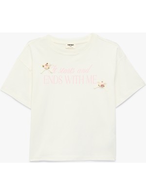 Koton Pamuklu Baskılı Çiçek Aplikeli Kısa Kollu Bisiklet Yaka Tişört