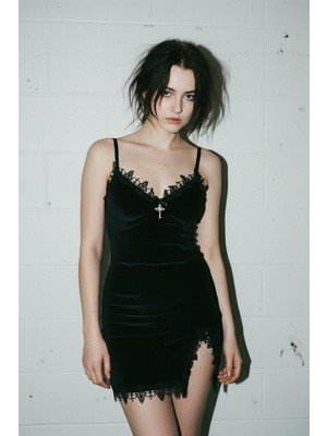 Siyah Yeni Gotik Haç Kolyeli Yırtmaç Detaylı Askılı Elbise