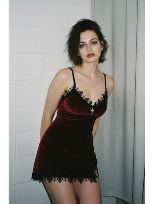 Kara Kedi Bordo Gotik Haç Kolyeli Yırtmaç Detaylı Askılı Elbise