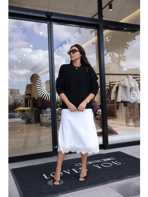 Özge Özgenç Etek Ucu Dantelli Saten Etek