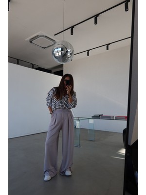Özge Özgenç Çift Pensli Likralı Geniş Paça Pantolon