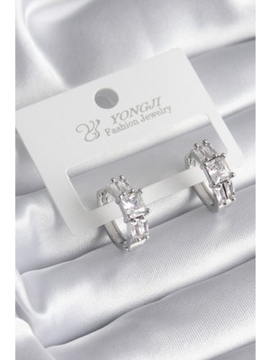 HERŞEYBURDAMODA Pirinç Gümüş Renk Kare Zirkon Taşlı Kadın Küpe