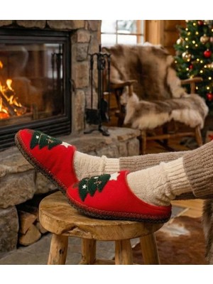 Evinizin Vitrini Kırmızı Terlik Noel Ağacı Kabartma Nakışlı Sessiz Taban Yılbaşı Hediyelik Panduf Ev Terliği