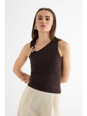 Quzu Asimetrik Yaka Metal Aksesuarlı Bluz Kahverengi