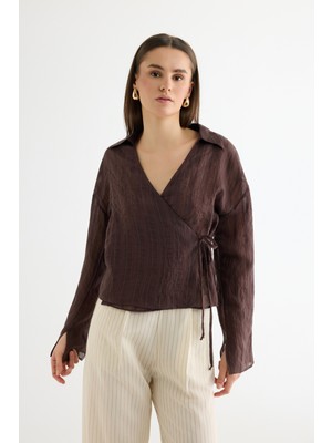 Quzu Anvelop Yaka Bağcıklı Tül Bluz Kahverengi