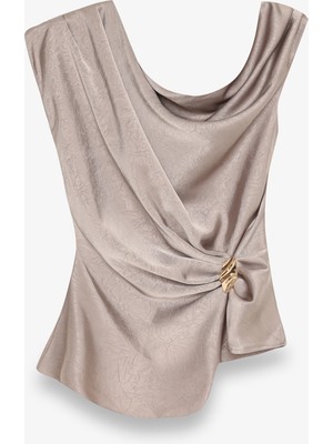 Quzu Asimetrik Drapeli Aksesuarlı Saten Bluz Vizon