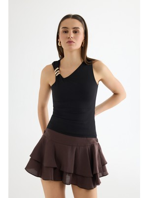 Quzu Asimetrik Yaka Metal Aksesuarlı Bluz Siyah