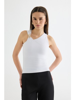 Quzu Asimetrik Yaka Metal Aksesuarlı Bluz Ekru