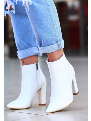 Pazarcan Loora Beyaz Rugan Desenli Topuklu Bot