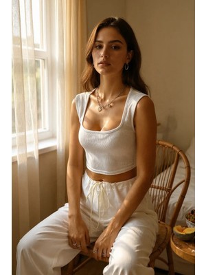 Sb Shopping Kadın Beyaz Kare Yaka Kalınlaşan Omuz Detaylı Crop Top Bluz – Şık, Rahat ve Kolay Kombinlenebilir