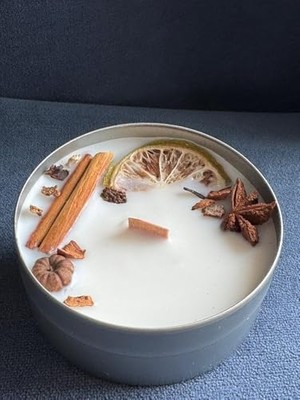 Metal Kutuda Ahşap Fitilli, Sandal Ağacı ve Vanilya Kokulu Tamamen Bitkisel Soya Mumu