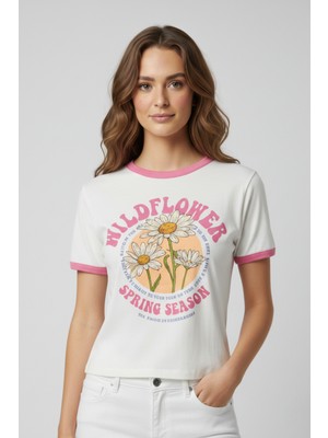 Beta Moda Hub Beyaz Çiçek Baskılı Pembe Ribana Detaylı Kadın Tişört