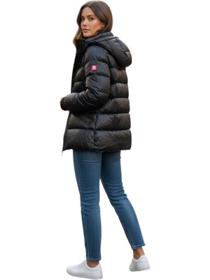 Kadın Siyah Tam Dolum Şişme Mont – Kapüşonlu, Ultra Sıcak Tutan, Parlak Kumaş Kışlık Mont (74 Cm)