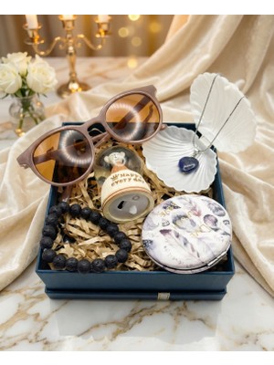 Çok Biz SEVGİLER GÜNÜNE ,DOĞUM GÜNÜNE,ANNELER GÜNÜNE,ARKADAŞA HEDİYE KUTUSU;HAYALPEREST KADIN HEDİYE KUTUSU;KOLYE,GÖZLÜK,BİLEKLİK,AYNA,KÜRE