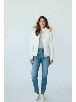 Kadın Beyaz Şişme Mont – Kapüşonlu, Hafif & Sıcak Tutan, Günlük ve Şık Kışlık Mont (60 Cm)