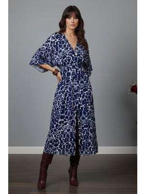 Beta Moda Hub Kadın Lacivert Desenli Bürümcük Kumaş Kruvaze Yaka Yarasa Kol Önden Yırtmaçlı Uzun Midi Elb