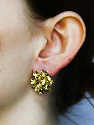 Esha Çiçek Modelli Altın Kaplama Kadın Çivili Küpe EUKU31