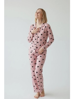 EQru Kalp Desenli Milan Kumaş Gömlek Yaka Pudra Kadın Pijama Takımı