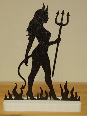 Mitolojik Dişi Figür Silüeti | Tridentli Iblis Temalı 3D Baskı Dekorasyon