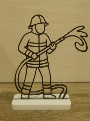 Itfaiyeci Silüeti | Hortumla Su Sıkma 3D Baskı Mesleki Dekorasyon