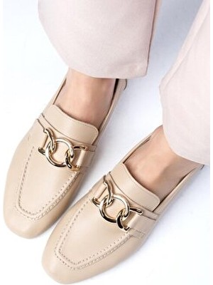 Mio Gusto Kadın Loafer Ayakkabı Ten Rengi Zincir Aksesuarlı Küt Burunlu Düz Taban