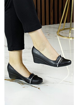 Erkan Saçmacı Colel Siyah Metal Detaylı Kadın Dolgu Topuklu Ayakkabı Düz Tabanlı Suni Deri