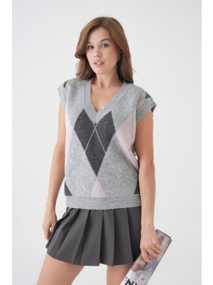 Kadın V Yaka Desenli Yumuşak Dokulu Triko Süveter // V8620