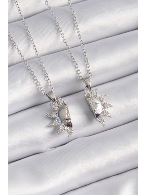 Eco Lounge 316L Çelik Gümüş Renk Zirkon Taşlı Güneş Model Işleme Yazı Detay Arkadaşlık Kolyesi