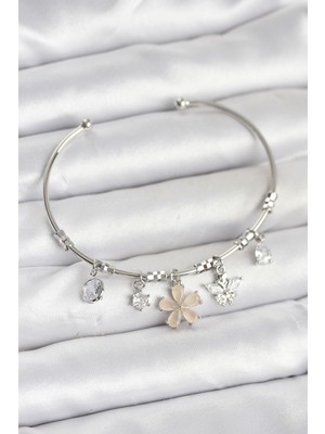 Nehir Çiçek ve Kelebek Charmlı Gümüş Renk Pirinç Kadın Bileklik