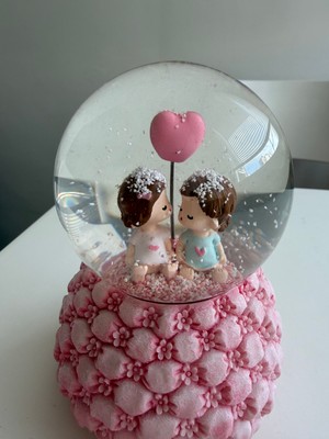 Bumelo Kız ve Erkek Kalp Orta Boy Işıklı,müzikli  Püskürtmeli Kar Küresi